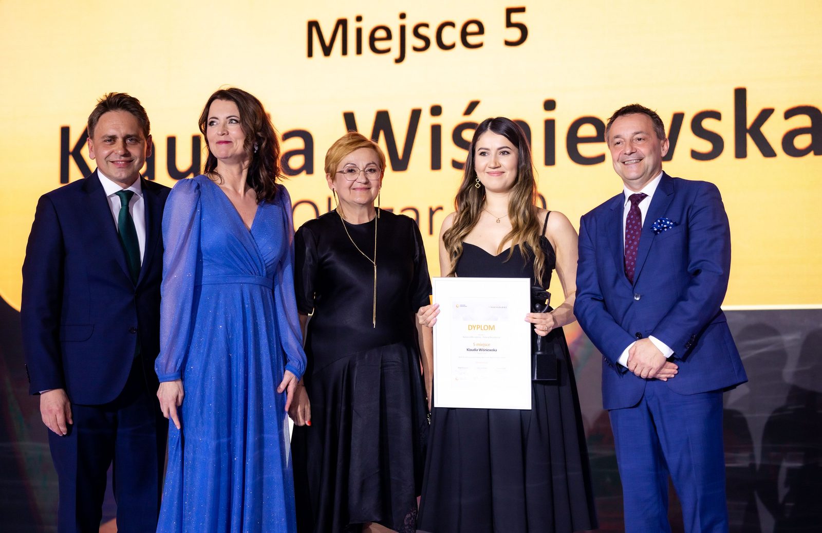 Klaudia Wiśniewska z dyplomem i statuetką za 5. miejsce na gali Rankingu Menadżerów 2024