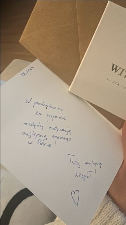 Odręczna kartka od zespołu z podziękowaniem dla Klaudii Wiśniewskiej