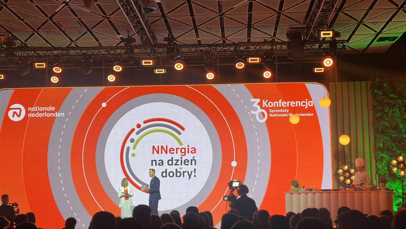 Scena konferencji sprzedaży 2025