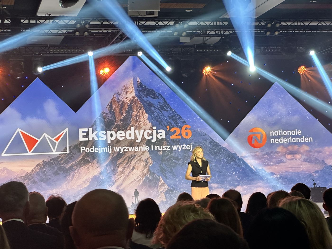 Scena konferencji sprzedaży 2026